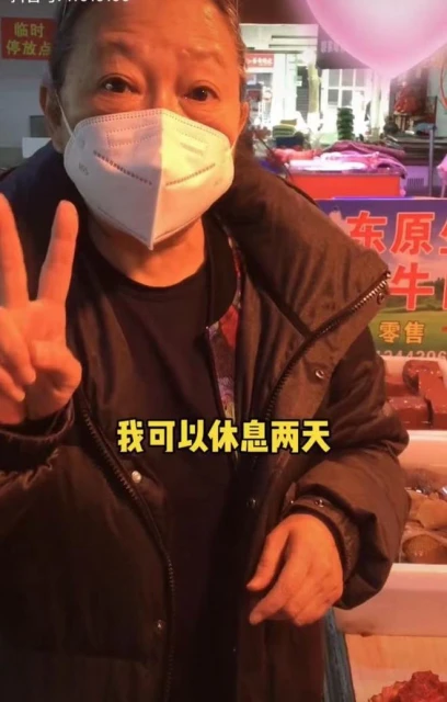 台灣演員方芳定居北京生活！逛平價菜場接地氣，買大塊肉稱饞死了