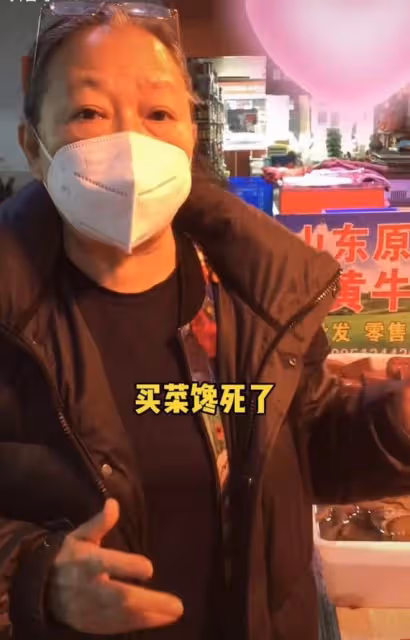 台灣演員方芳定居北京生活!逛平價菜場接地氣,買大塊肉稱饞死了