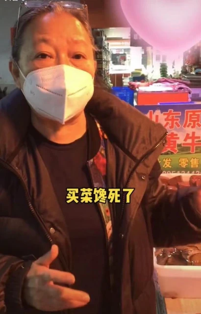 台灣演員方芳定居北京生活！逛平價菜場接地氣，買大塊肉稱饞死了