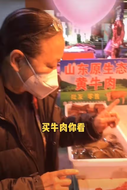 台灣演員方芳定居北京生活!逛平價菜場接地氣,買大塊肉稱饞死了
