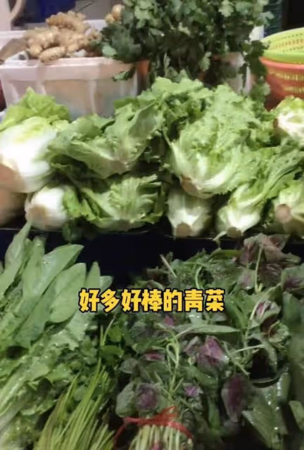 台灣演員方芳定居北京生活!逛平價菜場接地氣,買大塊肉稱饞死了