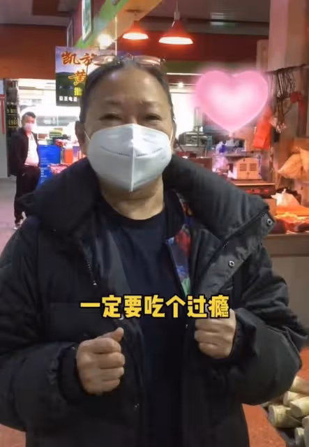 台灣演員方芳定居北京生活!逛平價菜場接地氣,買大塊肉稱饞死了