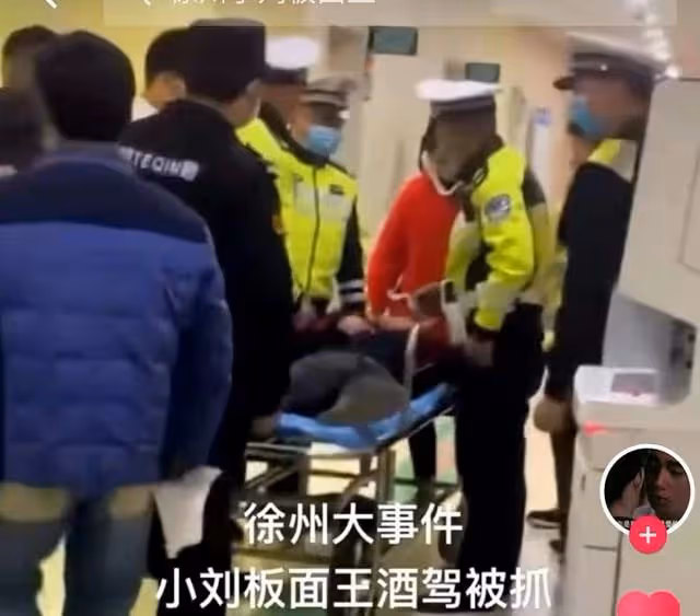 徐州知名網紅疑酒駕出車禍！躺救護擔架上大喊大叫，現場一片狼藉