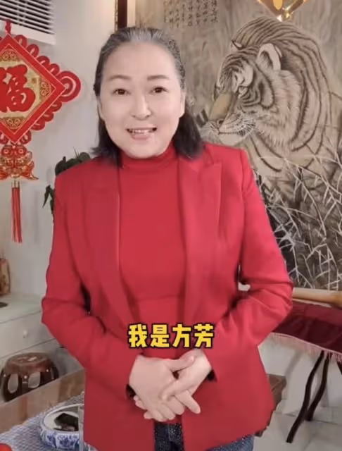 台灣演員方芳定居北京生活!逛平價菜場接地氣,買大塊肉稱饞死了