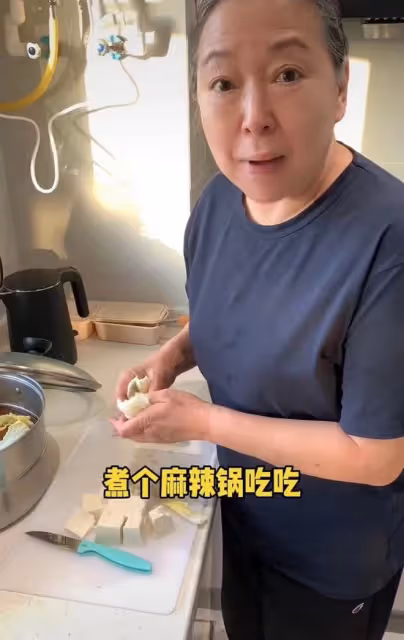 台灣演員方芳定居北京生活!逛平價菜場接地氣,買大塊肉稱饞死了