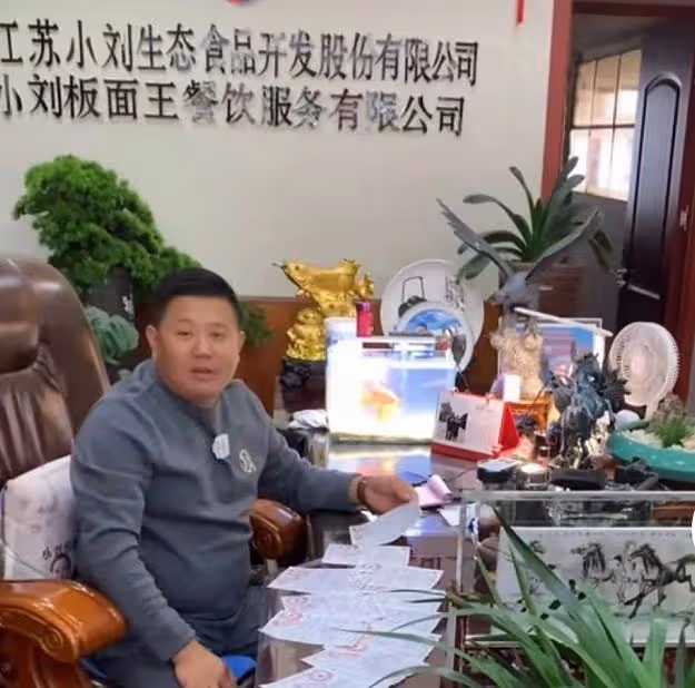 徐州知名網紅疑酒駕出車禍！躺救護擔架上大喊大叫，現場一片狼藉