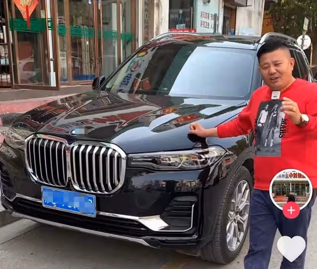 徐州知名網紅疑酒駕出車禍！躺救護擔架上大喊大叫，現場一片狼藉