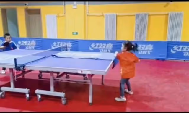 王楠5歲女兒打桌球，11:3力壓高自己半頭對手，氣場同母如出一轍
