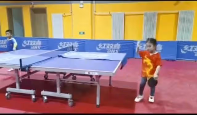 王楠5歲女兒打桌球，11:3力壓高自己半頭對手，氣場同母如出一轍