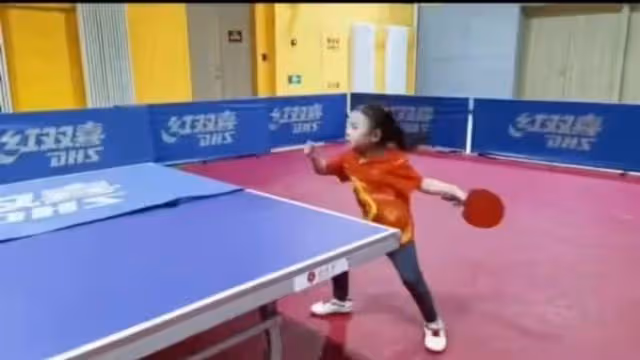 王楠5歲女兒打桌球，11:3力壓高自己半頭對手，氣場同母如出一轍