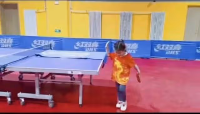 王楠5歲女兒打桌球，11:3力壓高自己半頭對手，氣場同母如出一轍
