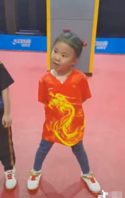 王楠5歲女兒打桌球，11:3力壓高自己半頭對手，氣場同母如出一轍