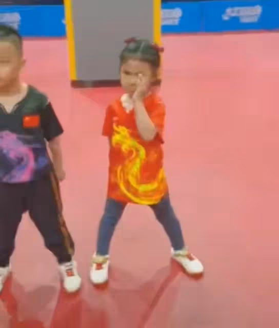王楠5歲女兒打桌球，11:3力壓高自己半頭對手，氣場同母如出一轍