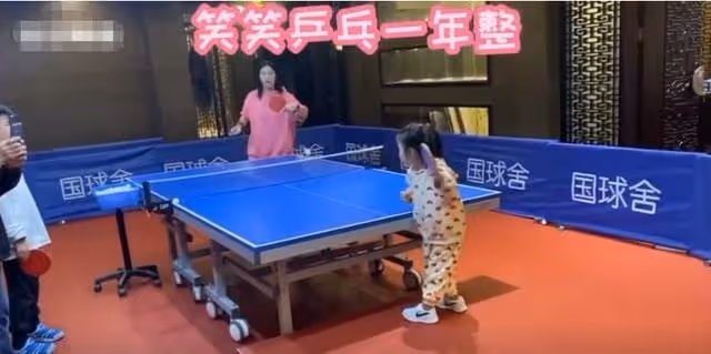 王楠5歲女兒打桌球，11:3力壓高自己半頭對手，氣場同母如出一轍