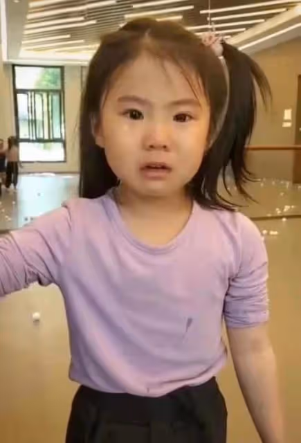 王楠5歲女兒打桌球，11:3力壓高自己半頭對手，氣場同母如出一轍
