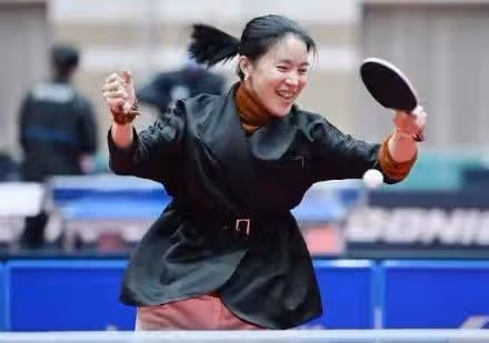 王楠5歲女兒打桌球，11:3力壓高自己半頭對手，氣場同母如出一轍