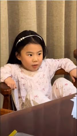王楠5歲女兒打桌球，11:3力壓高自己半頭對手，氣場同母如出一轍