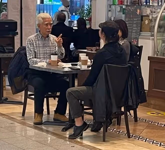 老戲骨高雄國外小店被偶遇，75歲頭髮濃密惹人羨，已全家移民國外