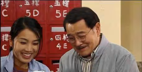 加油！TVB知名星二代攻入好萊塢拍戲，手拿劇本開心到合不攏嘴