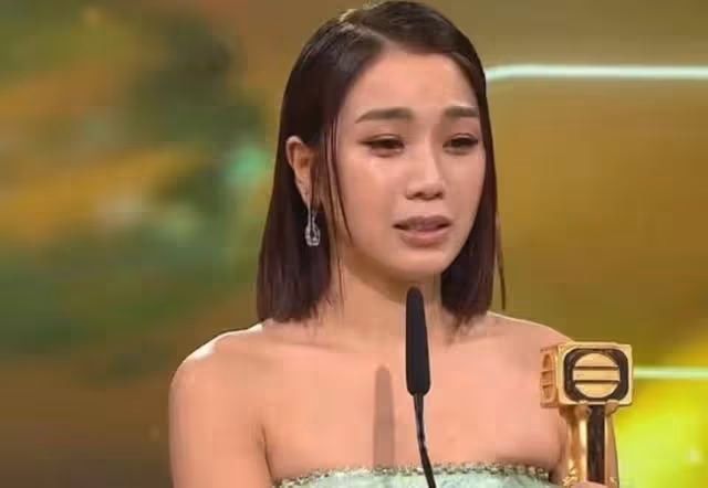 加油！TVB知名星二代攻入好萊塢拍戲，手拿劇本開心到合不攏嘴