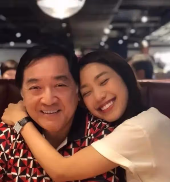 加油！TVB知名星二代攻入好萊塢拍戲，手拿劇本開心到合不攏嘴