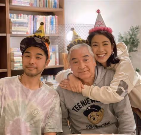 加油！TVB知名星二代攻入好萊塢拍戲，手拿劇本開心到合不攏嘴