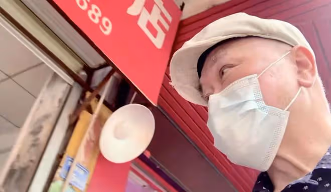 67歲TVB戲骨定居內地，戴破帽吃蒼蠅小館，曾被亞視辭退商演為生