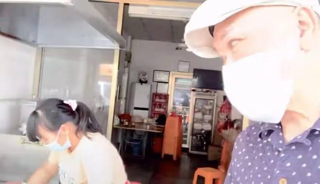 67歲TVB戲骨定居內地，戴破帽吃蒼蠅小館，曾被亞視辭退商演為生
