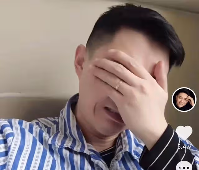 主持人李鑫遇事故骨折入院，穿病號服臉色蒼白，當場訴苦掩面哭