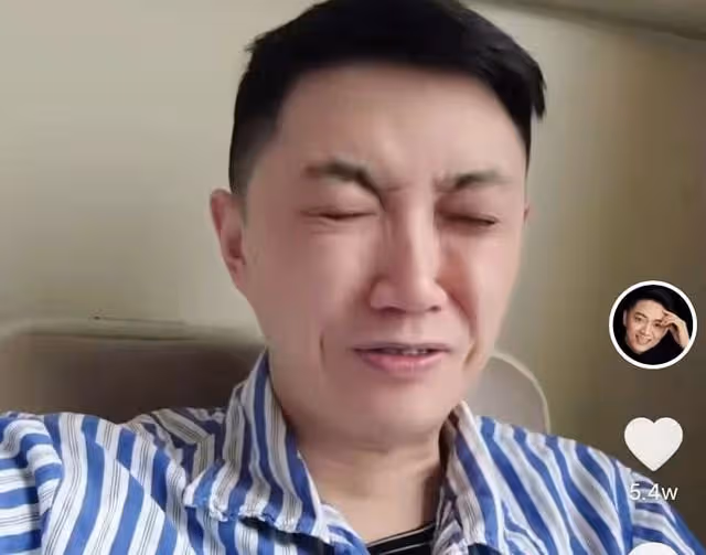主持人李鑫遇事故骨折入院，穿病號服臉色蒼白，當場訴苦掩面哭