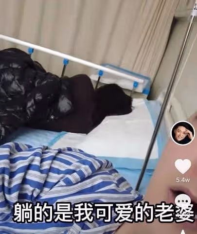 主持人李鑫遇事故骨折入院，穿病號服臉色蒼白，當場訴苦掩面哭