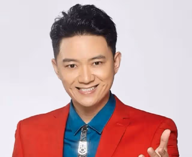 主持人李鑫遇事故骨折入院，穿病號服臉色蒼白，當場訴苦掩面哭