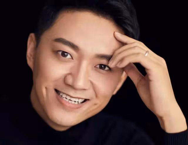 主持人李鑫遇事故骨折入院，穿病號服臉色蒼白，當場訴苦掩面哭