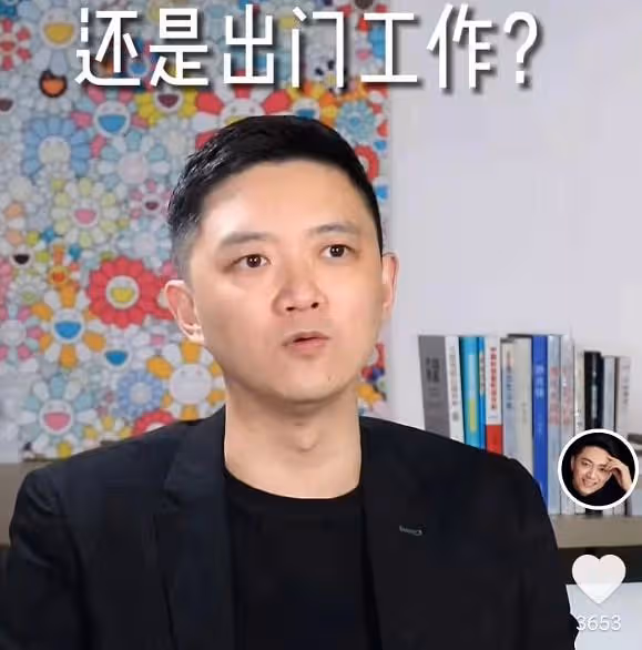 主持人李鑫遇事故骨折入院，穿病號服臉色蒼白，當場訴苦掩面哭