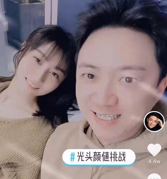 主持人李鑫遇事故骨折入院，穿病號服臉色蒼白，當場訴苦掩面哭