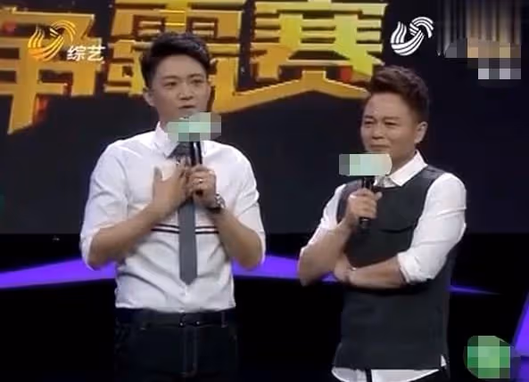 主持人李鑫遇事故骨折入院，穿病號服臉色蒼白，當場訴苦掩面哭