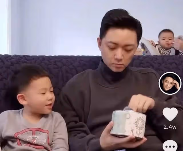 主持人李鑫遇事故骨折入院，穿病號服臉色蒼白，當場訴苦掩面哭
