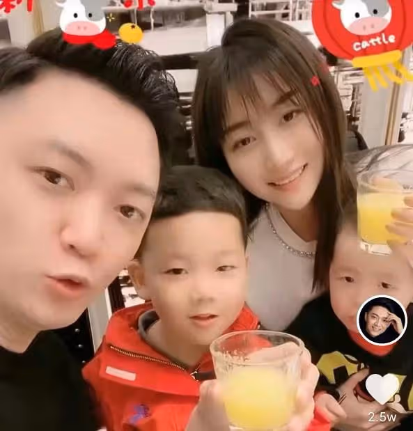 主持人李鑫遇事故骨折入院，穿病號服臉色蒼白，當場訴苦掩面哭