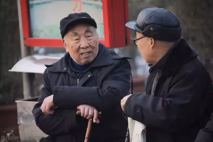 退休金4萬4，一家7口人都不上班，居家盡孝八旬老人不堪養全家崩潰大哭：讓我多活２年