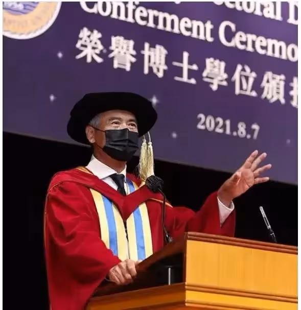 影帝周潤發1張餐廳照流出：褪去明星光環，他更願意做一個「熱心市民周先生」