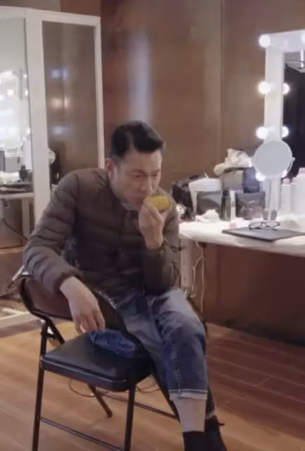 61歲天王劉德華太接地氣，早餐啃半個玉米津津有味，穿著樸素棉服僅100塊，從未與人擺過架子：謙虛低調是紅到老的法寶