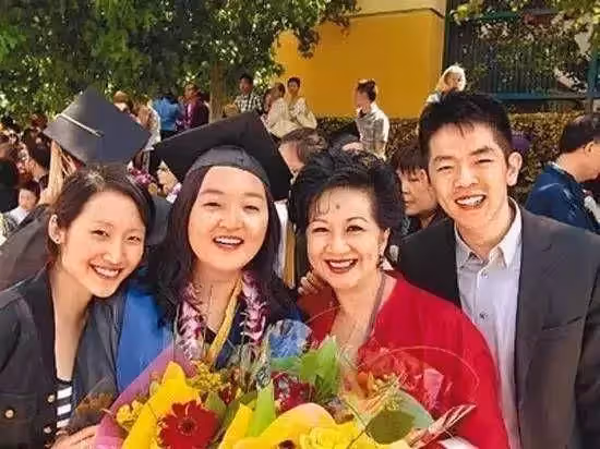 她被老公拋下險想不開,為養3個兒女咬牙復出,翻紅成富婆失蹤15年前夫,突現身跪求復合