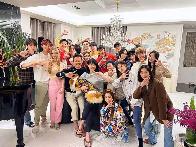 豪宅內裝曝光,徐乃麟招待兒好友家中庭園吃Buffet美翻,大合照30年愛妻甜依偎,網狂讚:太凍齡