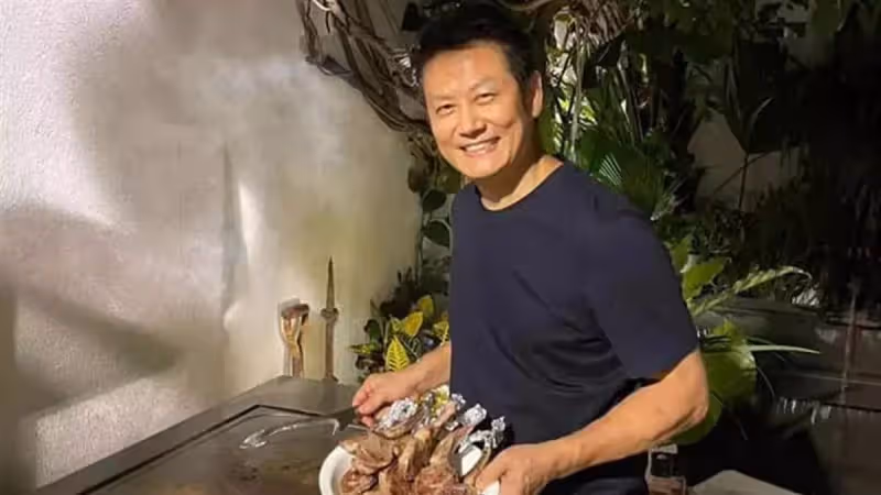 豪宅內裝曝光,徐乃麟招待兒好友家中庭園吃Buffet美翻,大合照30年愛妻甜依偎,網狂讚:太凍齡