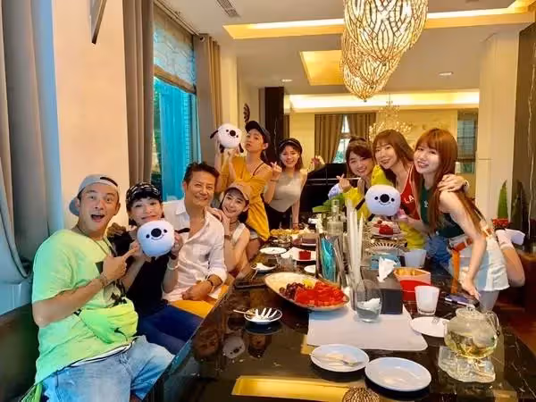 豪宅內裝曝光,徐乃麟招待兒好友家中庭園吃Buffet美翻,大合照30年愛妻甜依偎,網狂讚:太凍齡