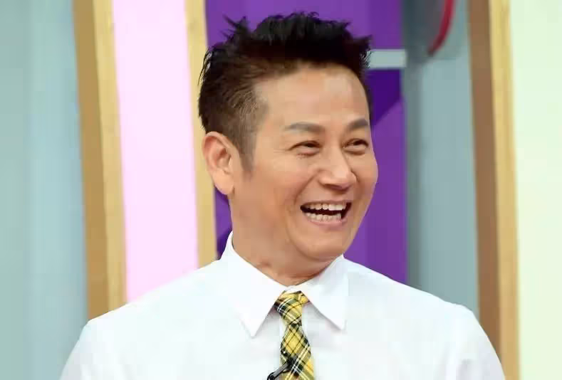 豪宅內裝曝光,徐乃麟招待兒好友家中庭園吃Buffet美翻,大合照30年愛妻甜依偎,網狂讚:太凍齡