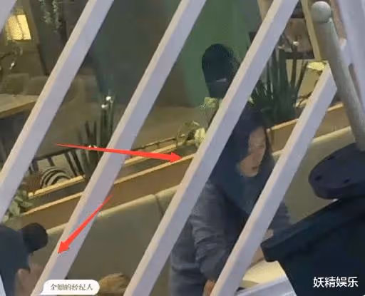 40歲全智賢帶娃和閨蜜聚會,兒子身穿名牌被富養,未見老公陪同!