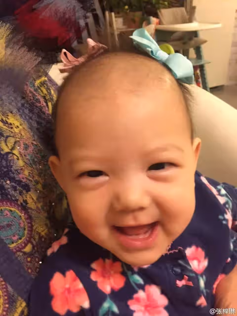 「世界小姐」張梓琳罕曬二胎高清側顏，妹妹五官秀氣像混血兒，顏值不輸姐姐
