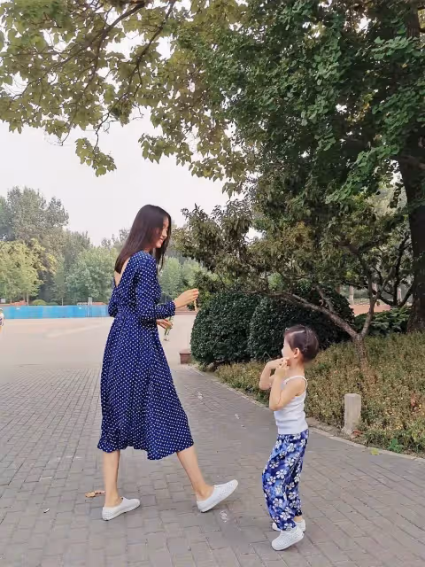 「世界小姐」張梓琳罕曬二胎高清側顏，妹妹五官秀氣像混血兒，顏值不輸姐姐