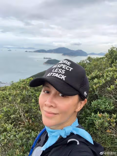 網友偶遇劉嘉玲跑步拍照PO文,素顏遭網評蒼老像大媽,發素顏無修圖登山照回應